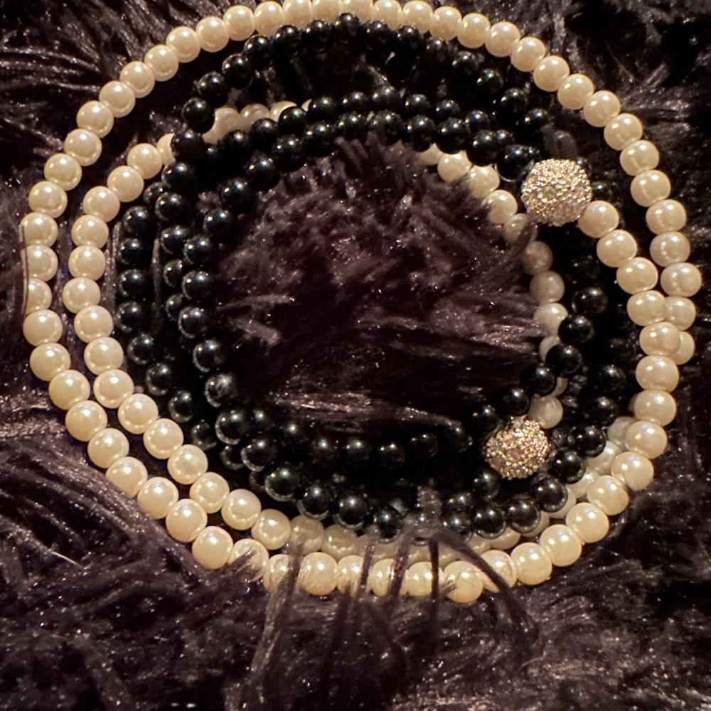 Black and white wrap pearl necklace